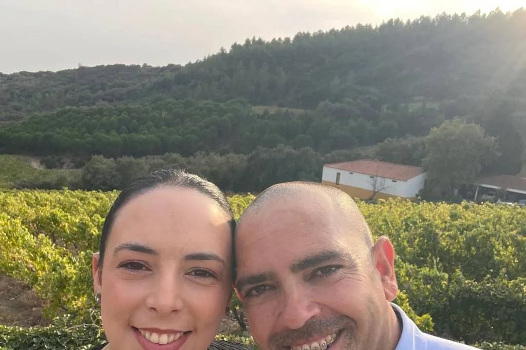 A Joana e o Nelson a sorrir numa selfie com vinhas atrás