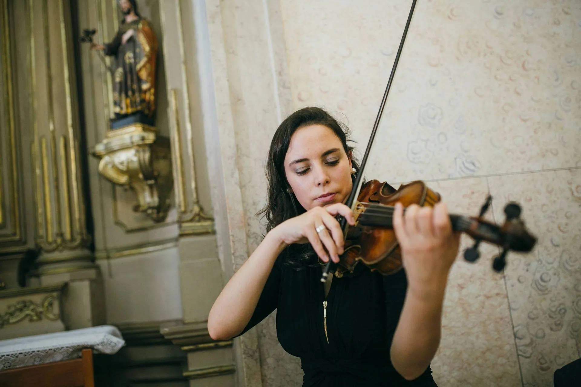 A Joana a tocar violino numa igreja