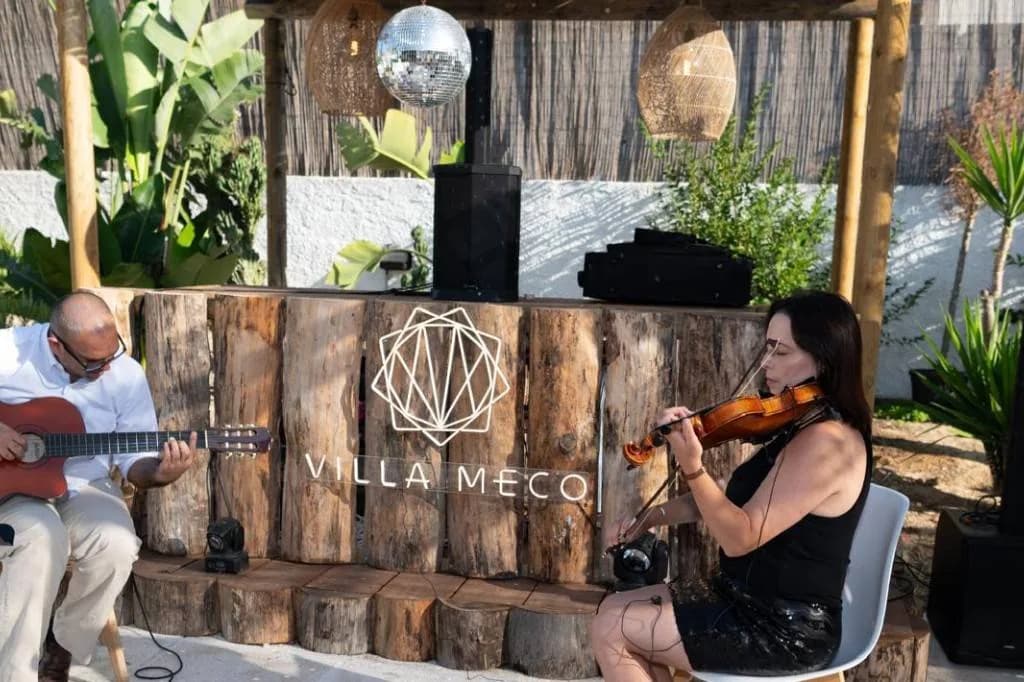 A Joana ao violino e um guitarrista na Villa Meco