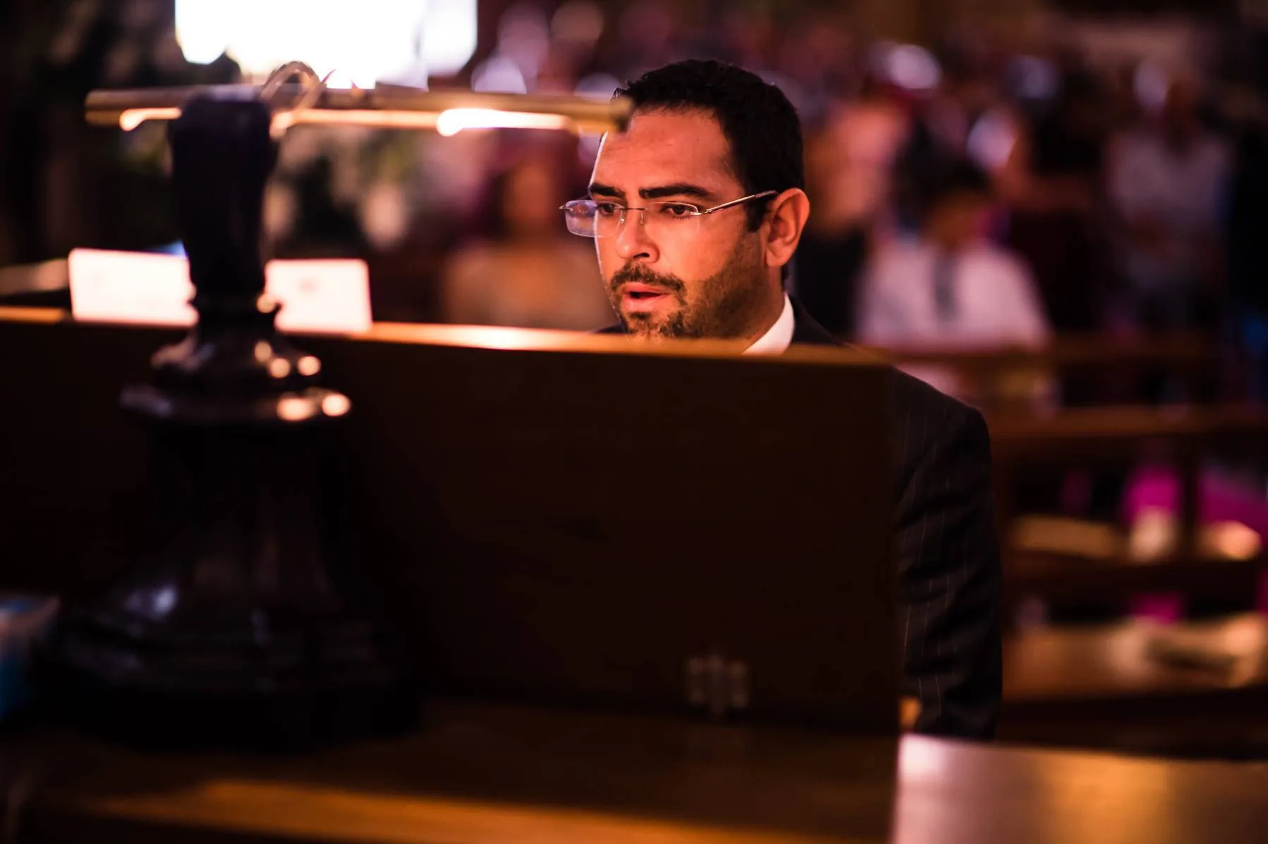 O Nelson ao piano num evento à noite