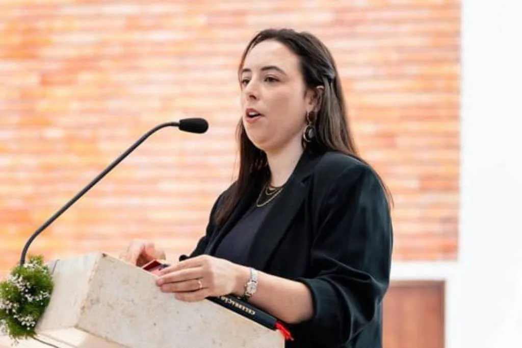A Joana a cantar num ambão de pedra