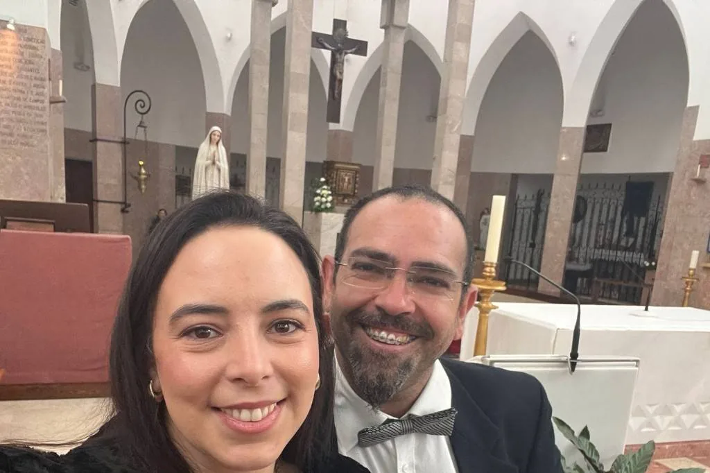 A Joana e o Nelson numa igreja depois de uma cerimónia