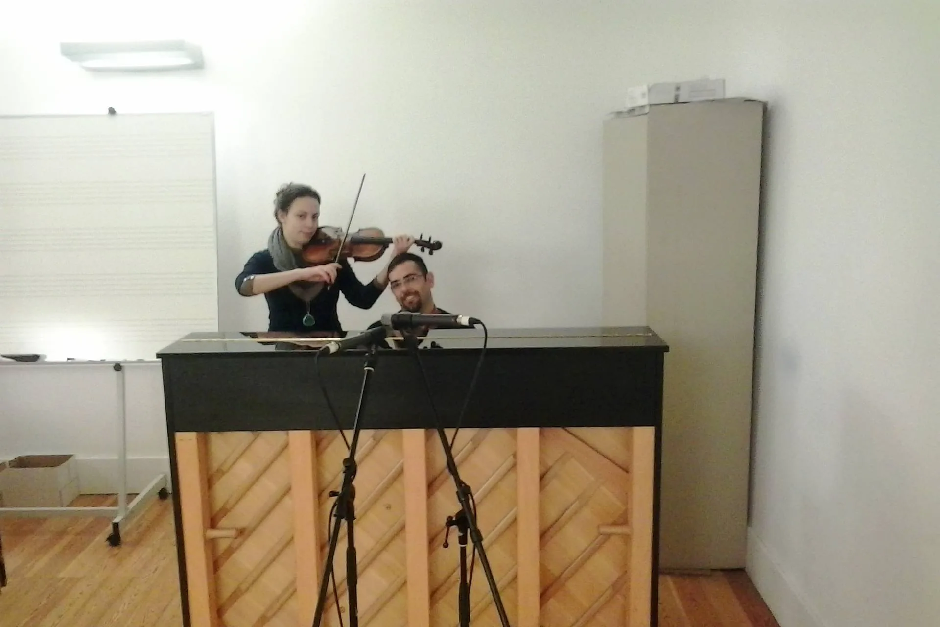 A Joana e o Nelson a ensaiar violino e piano