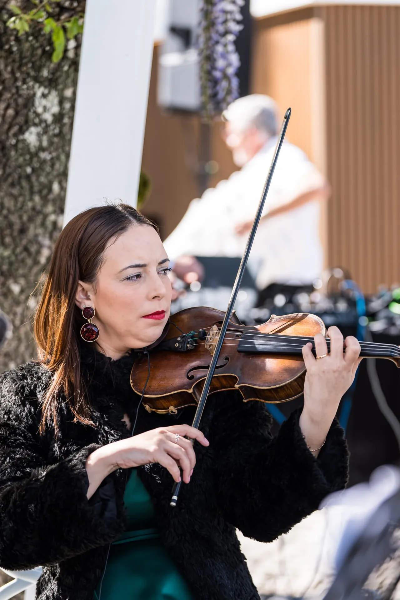 Uma violinista a tocar ao ar livre num casamento