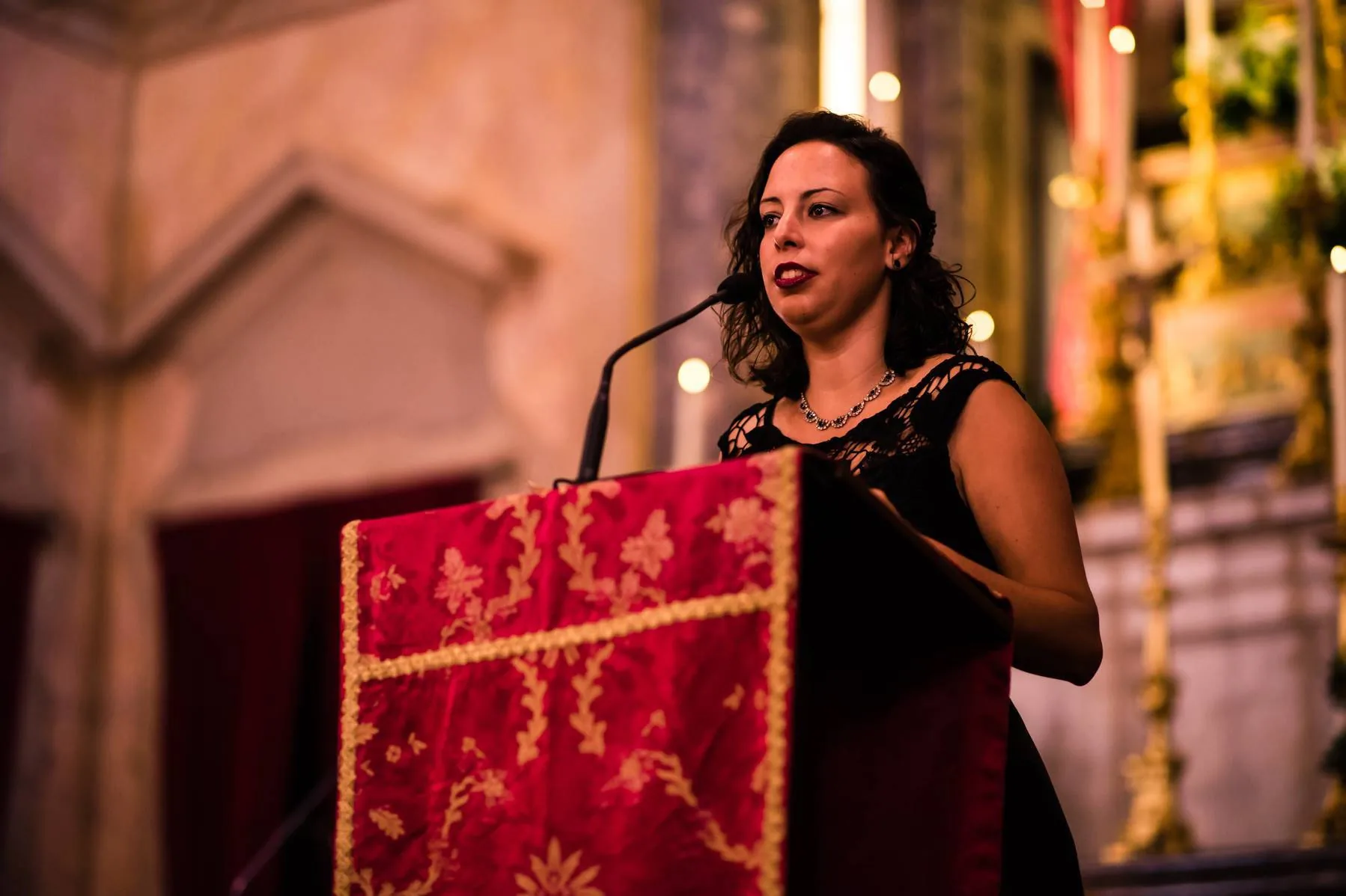 A Joana a cantar no ambão de uma igreja durante uma cerimónia de casamento